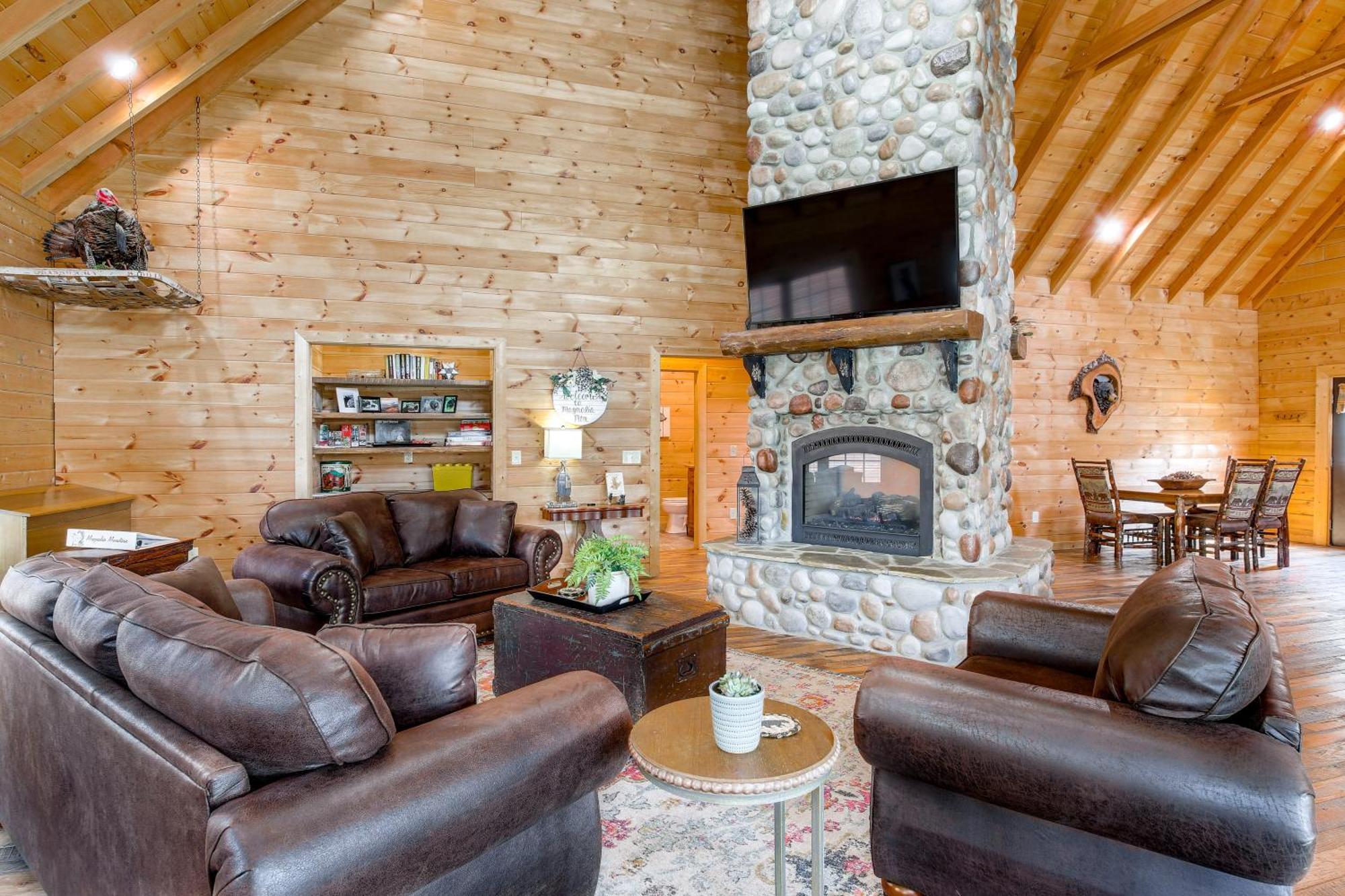Riverfront Cabin With Hot Tub - 3 Miles To Dollywood Pigeon Forge Exterior foto