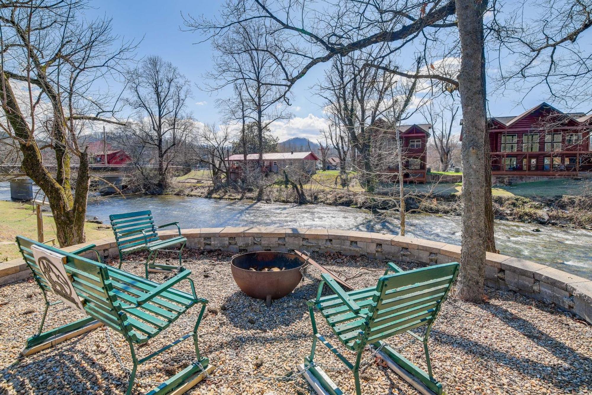 Riverfront Cabin With Hot Tub - 3 Miles To Dollywood Pigeon Forge Exterior foto
